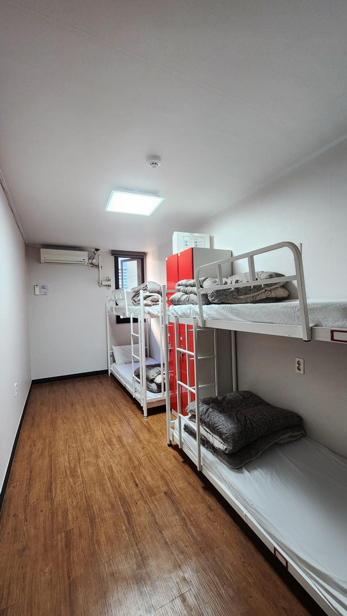 Kimchee Busan Downtown Guesthouse Экстерьер фото